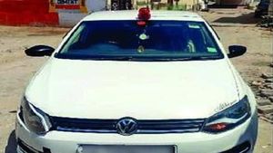 Teen Caught For Using Red Beacon: टिकटॉक वीडियो के लिए कार पर लगाई लाल बत्ती, कटा चालान