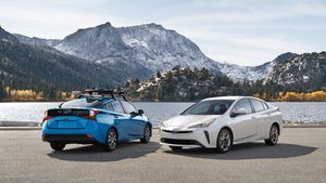 Toyota To Reveal Hybrid Cars: टोयोटा 18 मई को पेश करेगी अपनी दो नई हाइब्रिड कार