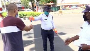 MP Traffic Police Sanitise Currency Notes: एमपी ट्रैफिक पुलिस ने चालान के नोटों को किया सेनेटाइज