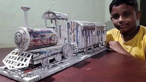Kid Builds Train Model From Newspaper: छोटे से बच्चे ने पेपर से बनाया ट्रेन मॉडल, दिखती है असली