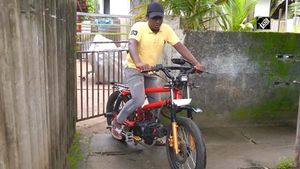 Kerala Student Builds Light Motorcycle: 9 साल के बच्चे ने कबाड़ से बनाई बाइक, देती है 50 का माइलेज