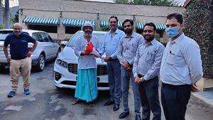 Ajay Jadeja Buys New Kia Carnival: अजय जडेजा ने खरीद ली अपनी पहली लग्जरी कार
