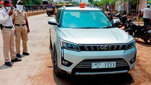 कलेक्टर ने प्राइवेट कार में लगा रखी थी लाल बत्ती, पुलिस के रोकने पर दी गाली