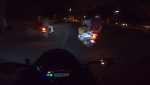 Scooty Challenges Super Bike For A Race: स्कूटी चालक ने सुपरबाइक चालकों को दी रेस के लिए चुनौती