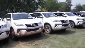 Parking Lot With 18 SUVs Seized By Cops: कार चोर गिरोह का हुआ पर्दाफाश, मिली 3 करोड़ की कारें