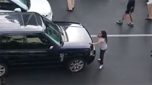 गुस्साई पत्नी ने बीच सड़क कार रोक किया पति से झगड़ा, जानिये क्या है वजह