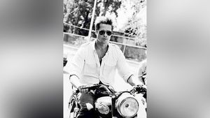 बॉलीवुड से लेकर हॉलीवुड तक यह सेलेब्रिटी करते हैं रॉयल एनफील्ड बाइक की सवारी