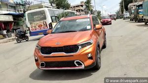 Kia Sonet Spied First Time After Global Unveil: किया सॉनेट पेश किये जाने के बाद पहली बार आई नजर