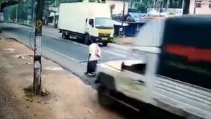 Kerala Man Escapes Close Hit: तेज रफ्तार गाड़ी से टकराने से बचा यह आदमी, देखें वीडियो