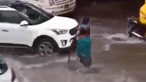 हादसे से बचाने के लिए खुले गटर के सामने 7 घंटे तक खड़ी रही महिला, वीडियो हुआ वायरल