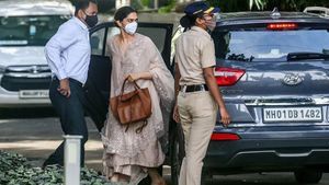 मुंबई पुलिस ने कार से पीछा करने वाले रिपोर्टरों को चेताया, नियम तोड़ा तो जब्त होगी कार