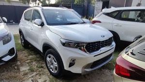 Kia Sonet HTK+ Arrives At Dealer Yard: किया सॉनेट एचटीके+ मिड वैरिएंट पहुँची डीलर यार्ड, देखें