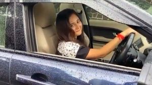 Rashami Desai Buys A New Car: बिग बॉस फेम रश्मि देसाई ने खरीदी रेंज रोवर कार, लिया कार का मजा