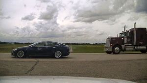 टेस्ला कार को ऑटोपायलट में डालकर सोया ड्राईवर, स्पीड लिमिट तोड़ा