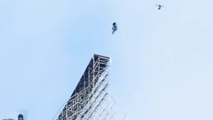 Tom Cruise Motorcycle Stunt: मोटरसाइकिल पर स्टंट करते दिखे टॉम क्रूज, जल्द आएगी नई फिल्म