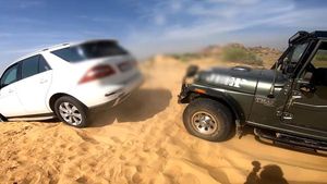 Mercedes Benz Rescued By Mahindra Thar: महिंद्रा थार ने रेत में फंसी मर्सिडीज को निकाला