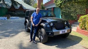 2020 Mahindra Thar: उमर अब्दुल्ला ने पिता संग चलाई नई महिंद्रा थार, की जमकर तारीफ