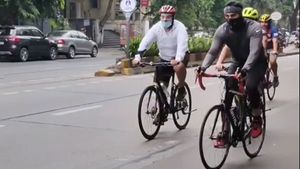 Ranbir Kapoor Cycling On Mumbai Roads: रणबीर कपूर मुंबई की सड़कों पर साइकिल चलाते आए नजर