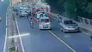 कार को रोकने के लिए जान पर खेल गया ट्रैफिक पुलिस कर्मी, वीडियो देख रह जाएंगे दंग