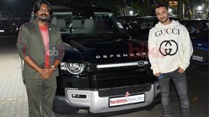 Bollywood's First Land Rover Defender: बॉलीवुड की पहली लैंड रोवर डिफेंडर इस एक्टर ने खरीदी, जानें
