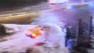 लेम्बोर्गिनी हुराकन स्पाइडर बाढ़ भरी सड़क पर तैरते आई नजर, वीडियो हुआ वायरल