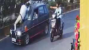 कार रोकने को कहा तो चालक ने बोनट पर पुलिस को घसीटा, कैमरे में कैद हुई वीडियो