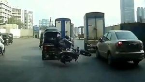 बहस के बाद ऑटोरिक्शा चालक ने बाइक सवार को मारी टक्कर, हैरान करने वाला वीडियो