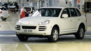 Porsche Cayenne Production Milestone: पोर्शे कायेन के 10 लाख यूनिट का उत्पादन हुआ पूरा, जानें
