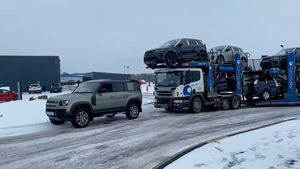 लैंड रोवर डिफेंडर ने 10 गुना भारी कार्गो ट्रक को खींचा, वीडियो इंटरनेट पर हुआ वायरल