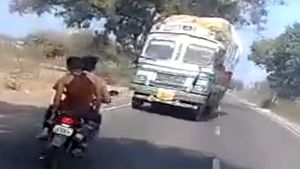 ट्रक ड्राइवर ने 3 किलोमीटर तक रिवर्स गियर में चलाया ट्रक, जानें क्यों