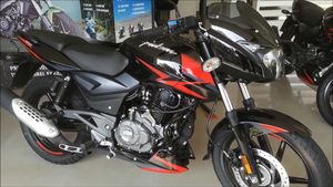 New Bajaj Pulsar 180 Spotted At Dealership: नई बजाज पल्सर 180 डीलरशिप पर पहुंची, जल्द होगी लाॅन्च