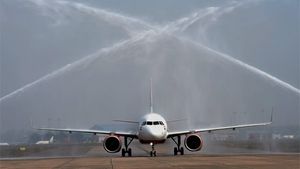 Airplane Sprayed With Water: आखिर क्यों कुछ एयरोप्लेन्स पर चलाई जाती है वॉटर केनन, जानें कारण