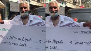 पोती की पढ़ाई के लिए मुंबई के ऑटो ड्राइवर ने बेचा अपना घर, फिर मिला 24 लाख रुपये का दान