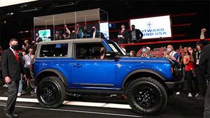 Ford Bronco 1st Unit Auctioned: फोर्ड ब्रोंको के पहले यूनिट की हुई नीलामी, जानें कितने में बिकी