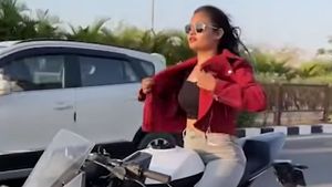 Girl Arrested After Stunt Video Goes Viral: इस लड़की का बाइक स्टंट वीडियो हुआ वायरल, पुलिस ने पकड़ा