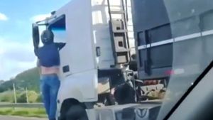 Lorry Driver Clings Biker For 40 Kms: लॉरी ड्राइवर ने बाइक को मारी टक्कर, बाइकर को 40 किमी तक घसीटा