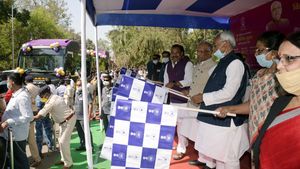 Nitish Kumar Flags Off Electric Buses: नीतीश कुमार ने बिहार में 12 इलेक्ट्रिक बसों को दिखाई हरी झंडी, जानें
