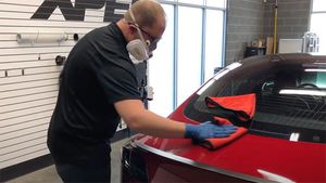 Car Detailing Service: कार डिटेलिंग करवा लिया तो भूल जाएंगे नॉर्मल वॉशिंग, जानिए कैसे होती है सफाई