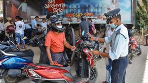 Rear-View Mirror Must In Bengaluru: दोपहिया में रियर-व्यू मिरर न होने पर कटेगा 500 रुपये का चालान