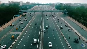 Delhi-Meerut Expressway पर सुविधाओं में कमी देख नाराज हुए नितिन गडकरी, कह डाली ये बात