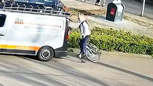 साइकिलिंग करते हुए मोबाइल फोन चलाने की मिली सजा, वीडियो देख हंसी न छूट जाए तो कहना