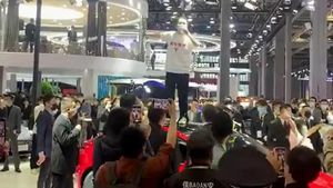 Shanghai Auto Show 2021: टेस्ला कार की छत पर चढ़कर महिला ने मचाया बवाल, वीडियो हुआ वायरल