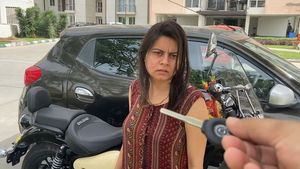 Husband Gifts Meteor 350 To Wife: पति ने पत्नी को गिफ्ट की मिटिओर 350, बाइक देख पत्नी के निकले आंसू