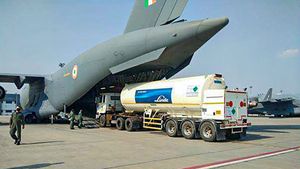 IAF C-17 & IL-76 Aircraft Transport Oxygen: भारतीय वायु सेना ने विमानों से ऑक्सीजन पहुंचाना किया शुरू, जानें