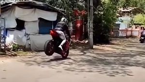 केटीएम बाइक से पुलिस स्टेशन के सामने स्टंट कर रहा था युवक, पुलिस ने सिखाया ऐसा सबक