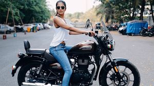 एक्ट्रेस ने रॉयल एनफील्ड बाइक के साथ शेयर की तस्वीरें, सोशल मीडिया पर हुई वायरल