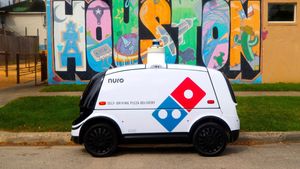 Dominos Pizza Delivery Robot: घर पर पिज्जा डिलीवर कर रहा है यह रोबोट, करता है समय की बचत