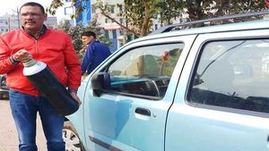 अपनी वैगनआर से ऑक्सीजन सिलेंडर बांट रहा है यह शख्स, जानें क्या है वजह