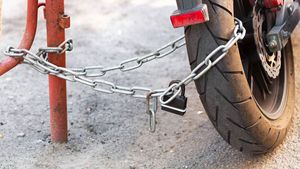 Protect Your Bike From Theft: ये तरीके अपनाएंगे तो कभी नहीं होगी बाइक चोरी, जानें