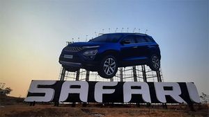 Tata Safari’s Biggest Hoarding In India: टाटा ने लगाई सफारी की सबसे बड़ी होर्डिंग, साइज जान उड़ जाएंगे होश